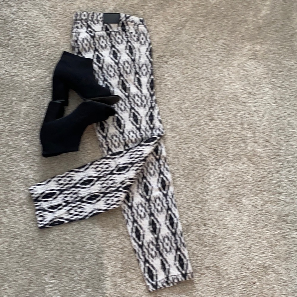 SALE…H&M Black/white snake pattern straight/leg slacks